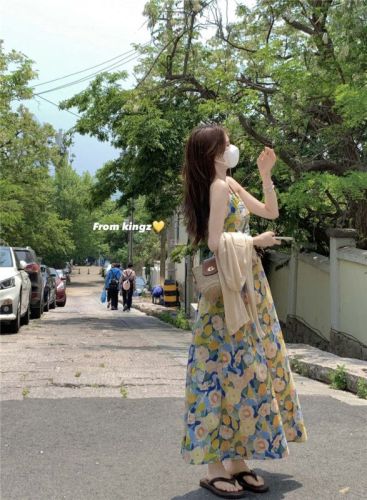 Actual shot, real price, versatile cardigan + French sweet oil painting floral suspender skirt, seaside vacation beach skirt