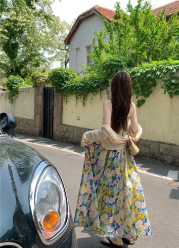 Actual shot, real price, versatile cardigan + French sweet oil painting floral suspender skirt, seaside vacation beach skirt