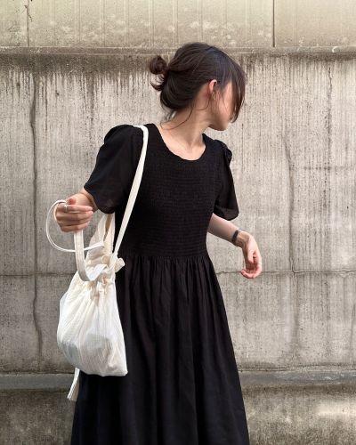 Simple and versatile little black dress