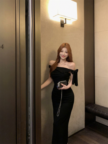 Real shot of multi-wear off-the-shoulder elastic slim-fitting long skirt and hip-hugging dress