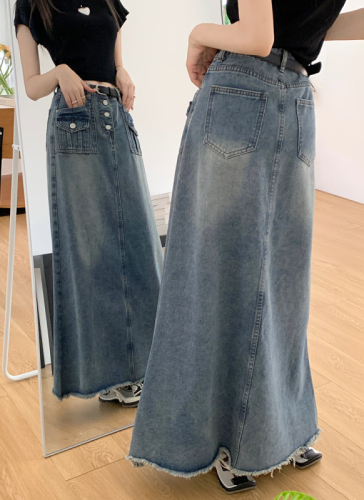 Real shot of high-waisted denim skirt for women in summer 2024 new retro design niche slimming skirt