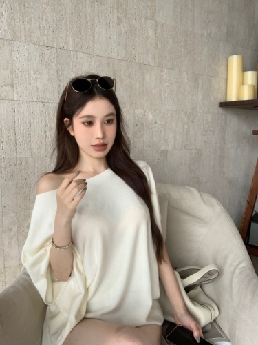 Actual shot of Hannam-dong's daughter, sloping shoulder bat sleeve knitted T-shirt for women, versatile, lazy, loose and slimming top in summer