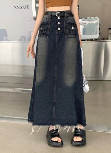 Real shot of high-waisted denim skirt for women in summer 2024 new retro design niche slimming skirt