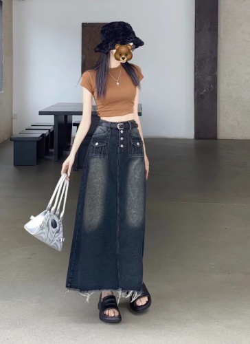 Real shot of high-waisted denim skirt for women in summer 2024 new retro design niche slimming skirt