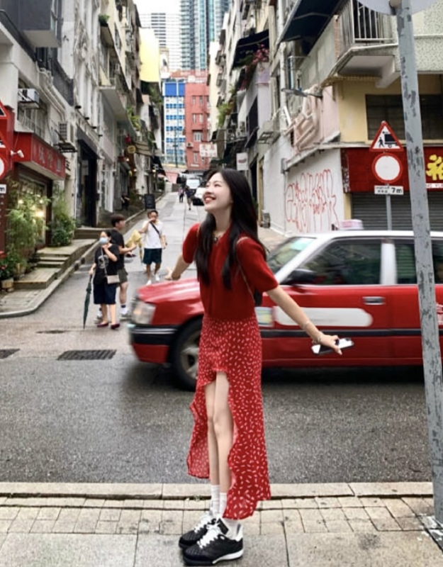 Real shot and real price retro knitted top + irregular hem skirt