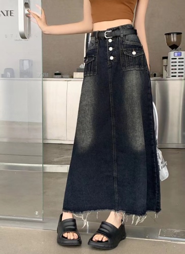 Real shot of high-waisted denim skirt for women in summer 2024 new retro design niche slimming skirt