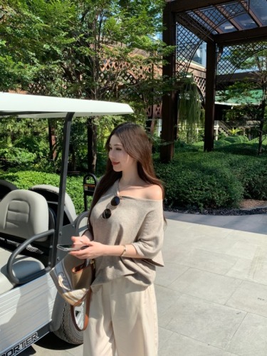 Actual shot of Hannam-dong's daughter, sloping shoulder bat sleeve knitted T-shirt for women, versatile, lazy, loose and slimming top in summer