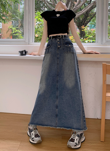 Real shot of high-waisted denim skirt for women in summer 2024 new retro design niche slimming skirt