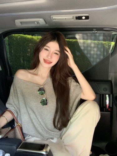 Actual shot of Hannam-dong's daughter, sloping shoulder bat sleeve knitted T-shirt for women, versatile, lazy, loose and slimming top in summer
