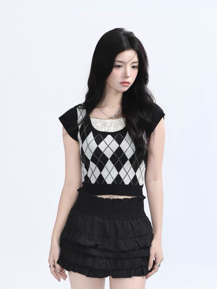 Sitting in the sky, college style lace suspenders, fake two-piece rhombus short-sleeved T-shirt, hot girl top ins