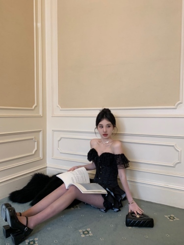 Palace-style lace straps with atmospheric fishbone top, cake skirt and skirt suit