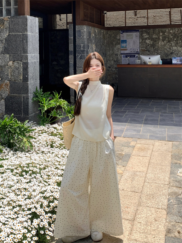 Actual shot of Korean style thin top and polka dot fluttering pants!