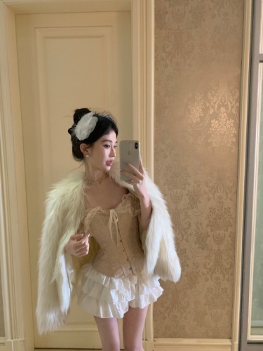 Palace-style lace straps with atmospheric fishbone top, cake skirt and skirt suit