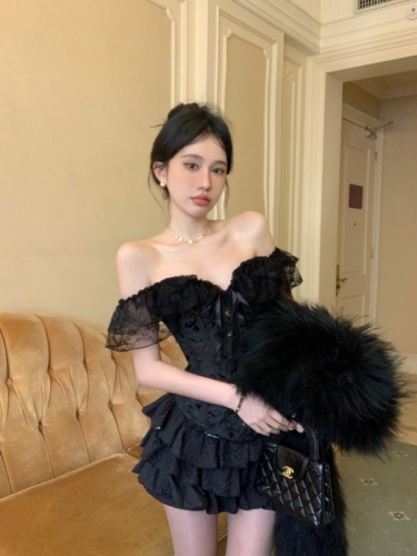 Palace-style lace straps with atmospheric fishbone top, cake skirt and skirt suit