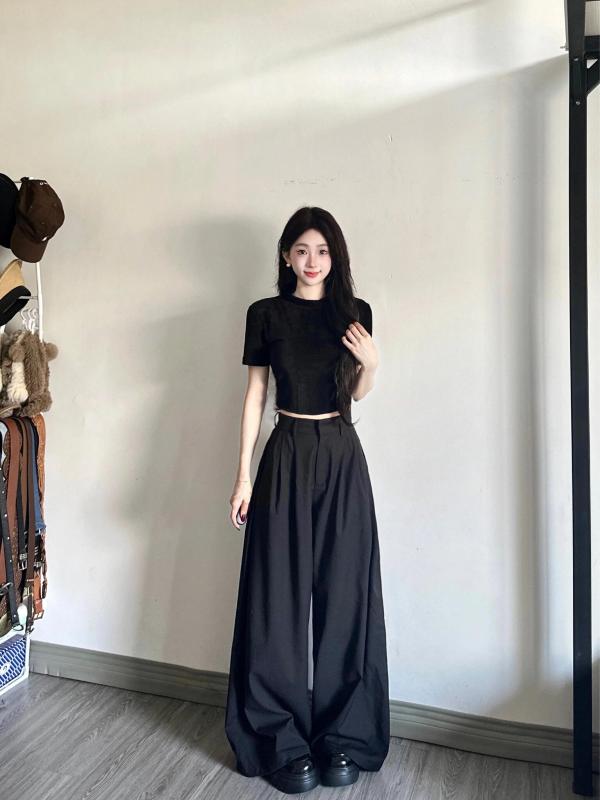 Black right shoulder slim short sleeve + black wide leg casual pants