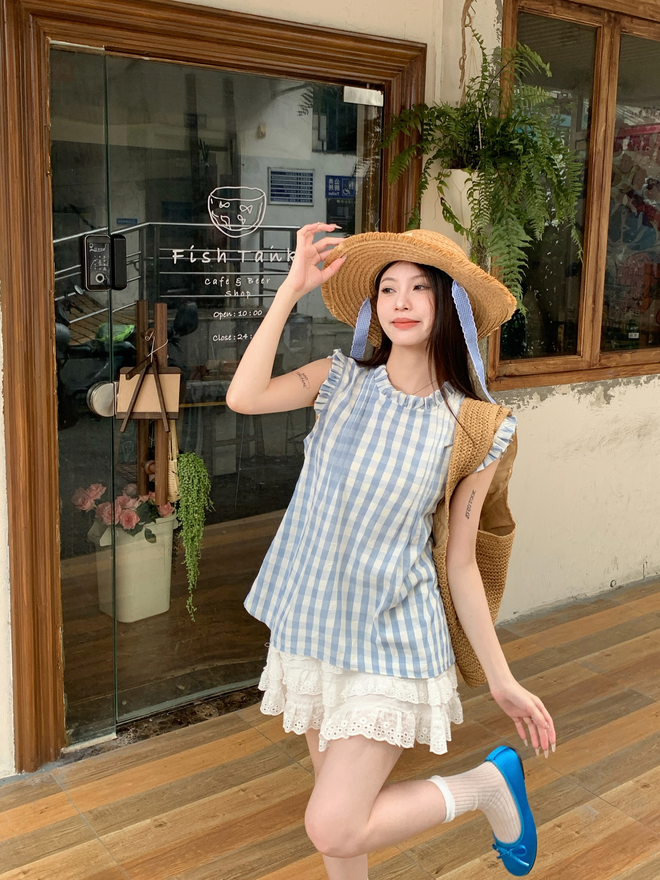 Real shot of sweet style blue plaid sleeveless shirt for summer wear with flying sleeves loose vest short top