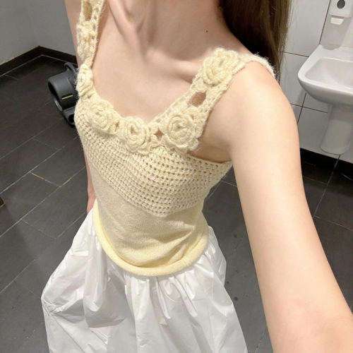 Complete three standards ~ 2024 summer Korean style hot girl not showing side breasts hollow three-dimensional flower hand-crocheted vest