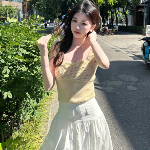 Complete three standards ~ 2024 summer Korean style hot girl not showing side breasts hollow three-dimensional flower hand-crocheted vest