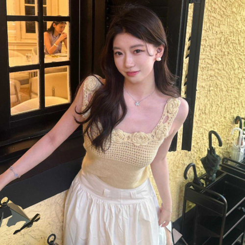 Complete three standards ~ 2024 summer Korean style hot girl not showing side breasts hollow three-dimensional flower hand-crocheted vest