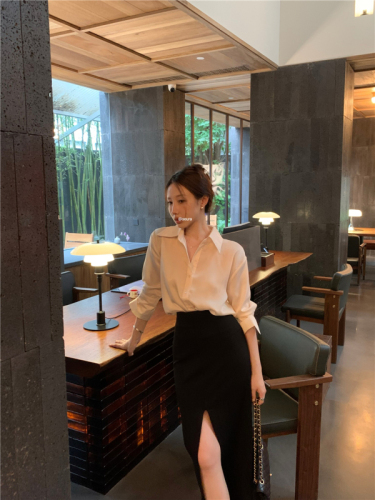 Real shot of satin lapel long-sleeved shirt for women in summer, retro and chic shirt, design, temperament top and skirt suit