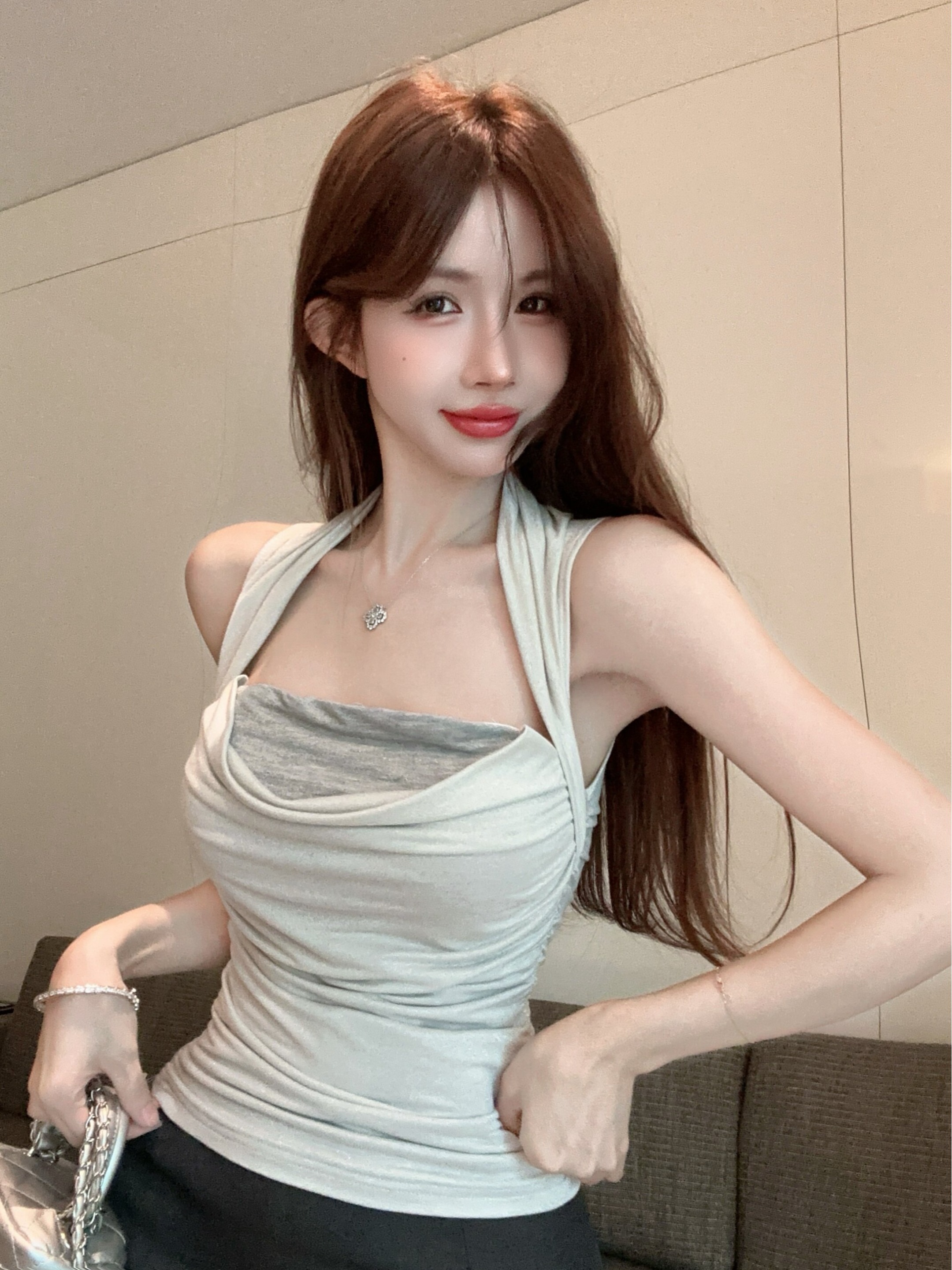Stylishly Photographed Retro Gray Sleeveless Backless Bodice for Women with Pleated Design, Slimming and Body-Concealing Fake Two-Piece Top