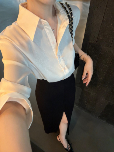 Real shot of satin lapel long-sleeved shirt for women in summer, retro and chic shirt, design, temperament top and skirt suit