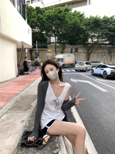 A complete set of casual sports suits for little people, summer three-piece set of Internet celebrity shorts