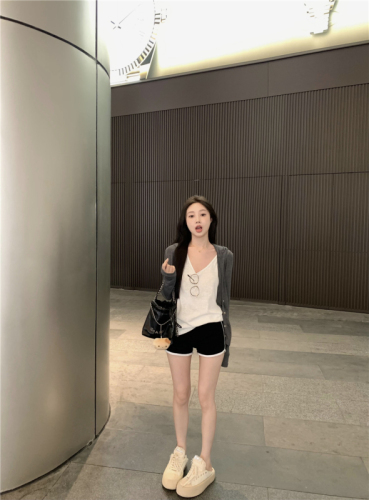 A complete set of casual sports suits for little people, summer three-piece set of Internet celebrity shorts