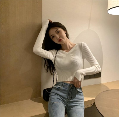 Black bottoming shirt for women in spring, clavicle v-neck slim fit inner knitted long-sleeved spring and autumn versatile high-waisted short top