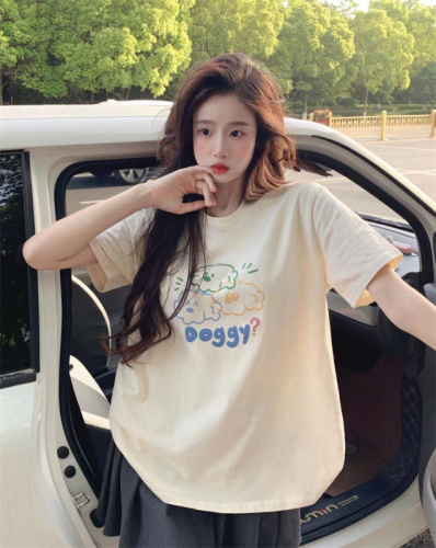 Actual shot of apricot French short-sleeved T-shirt women's lazy style new summer design niche right shoulder bottoming top