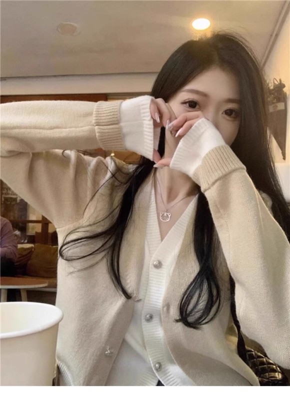 Large size ~ fake two-piece V-neck knitted cardigan for women in autumn and winter loose soft and waxy short lazy style sweater top jacket