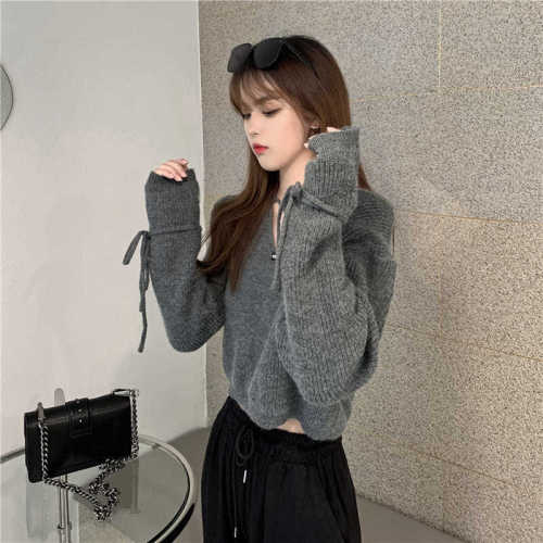 Actual shot, real price, cute and cool Japanese style V-neck short sweater, super soft waxy strappy sweater for autumn