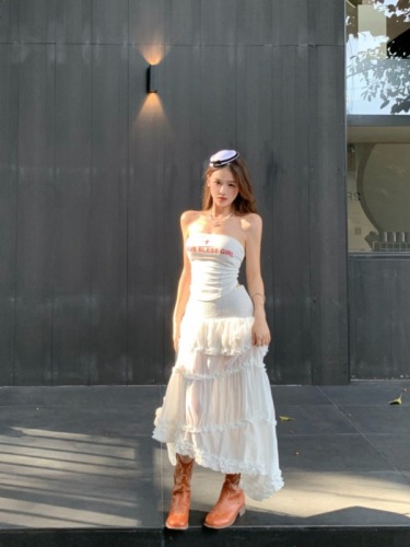 Real shot of American hot girl in white tube top + irregular cake skirt with long skirt