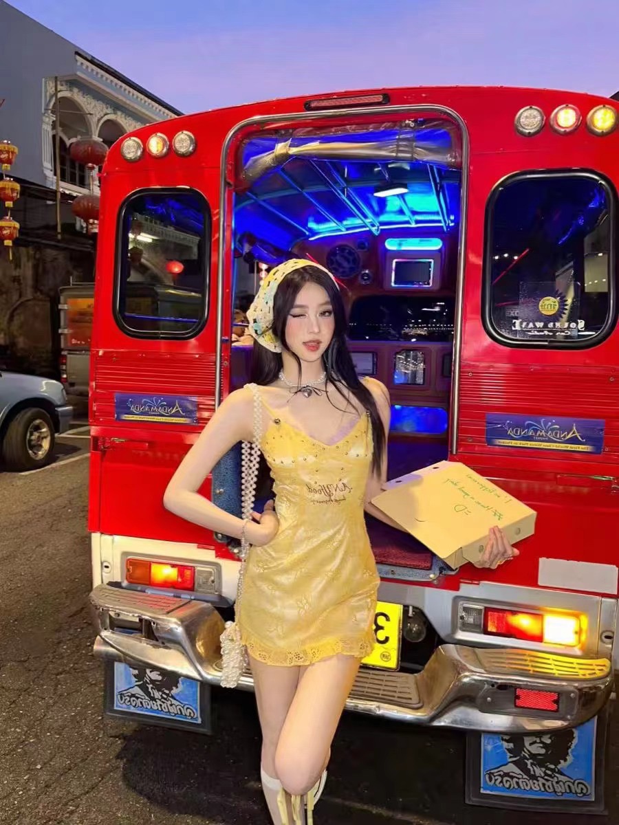 雜食universe 檸檬黃復古清新浪漫蝴蝶刺繡收腰顯瘦吊帶裙短裙女