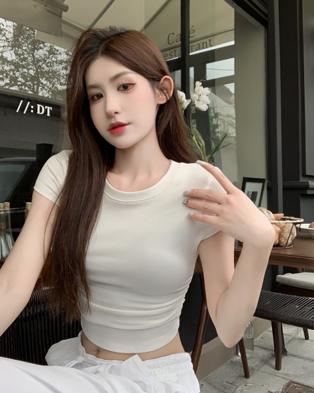 Real shot of 2024 spring and summer Hong Kong style sexy hottie style slim-fit short-sleeved shoulder-padded T-shirt ins pleated chest-revealing top