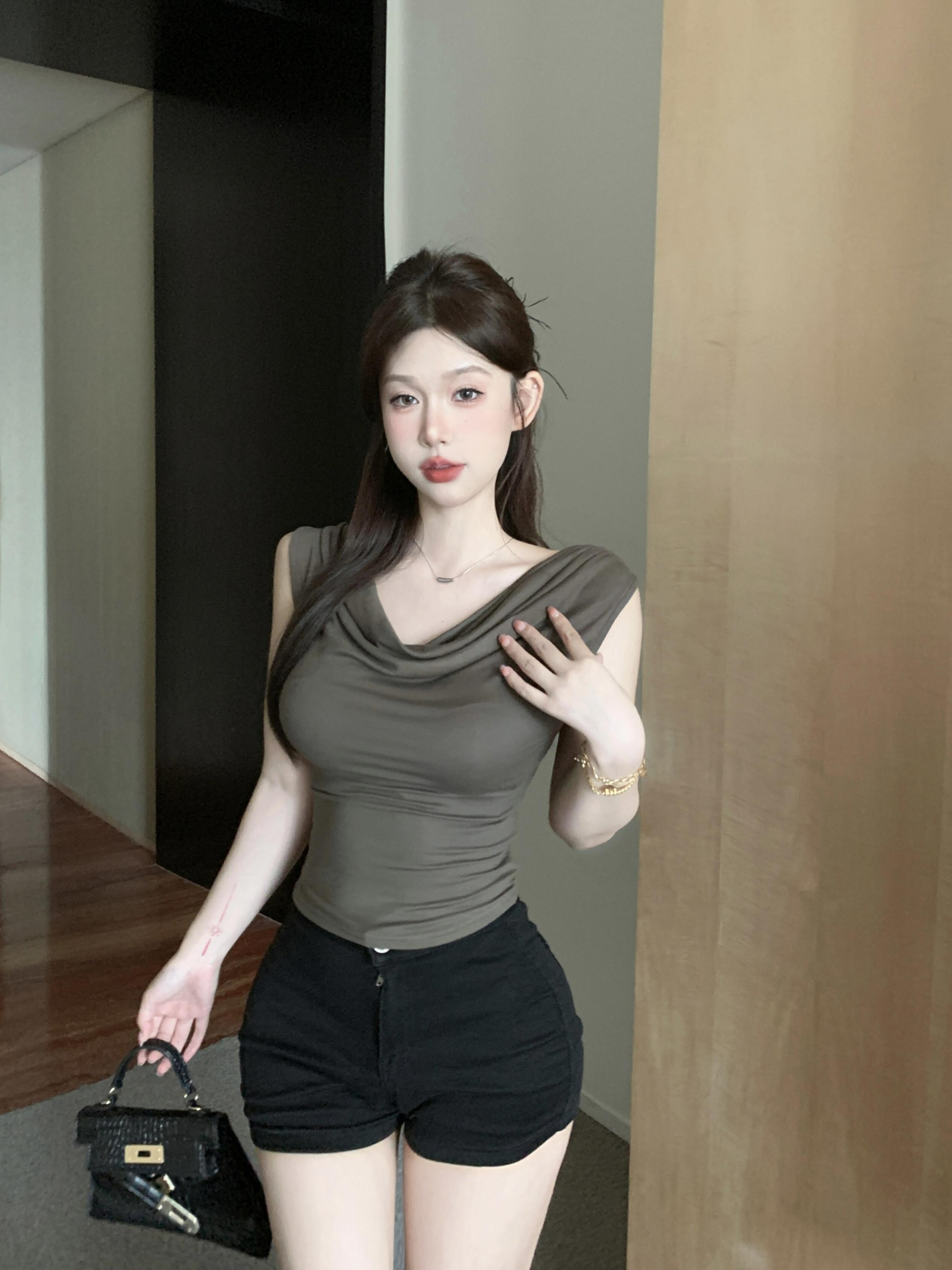 Real shot of hot girl with slut collar, irregular slim fit, sleeveless tank top, T-shirt for women