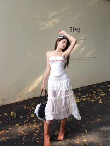 Real shot of American hot girl in white tube top + irregular cake skirt with long skirt