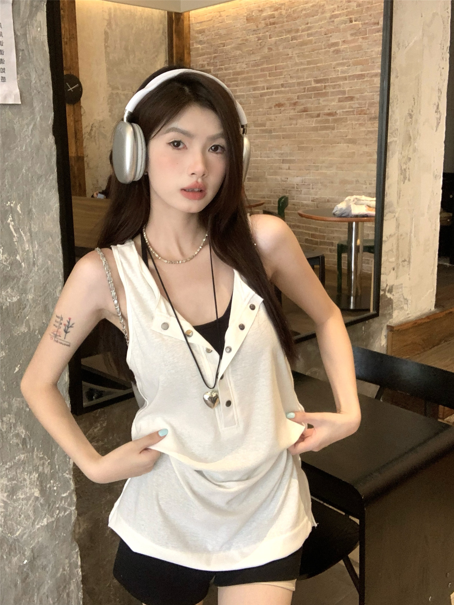 Actual shot ~ Lazy style casual sleeveless T-shirt for women in summer white loose slimming breasted vest layered top