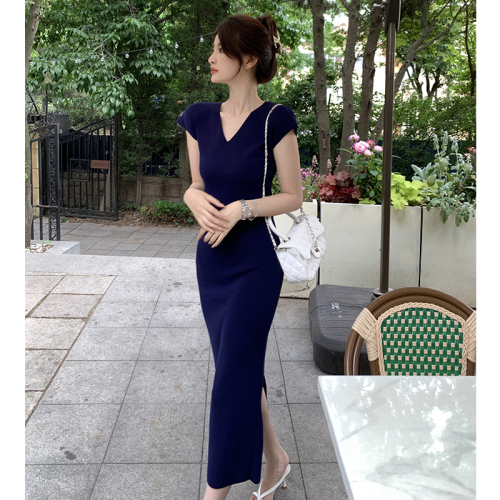 Blue slim knitted v-neck hip-hugging dress for women, summer long skirt, high-end, elegant, royal sister style, pure lust, hot girl trend