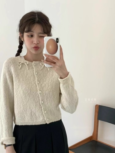 Now egg Korea Dongdaemun purchasing agent 2024 spring new fashion round neck oblique button bow knitted cardigan for women