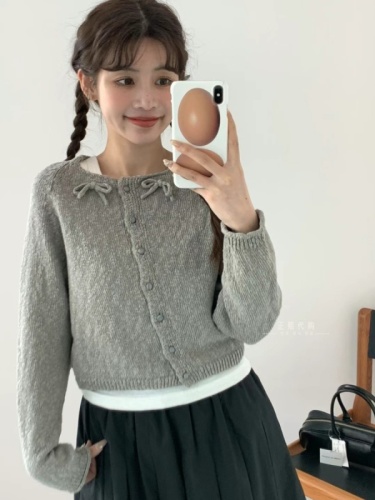 Now egg Korea Dongdaemun purchasing agent 2024 spring new fashion round neck oblique button bow knitted cardigan for women