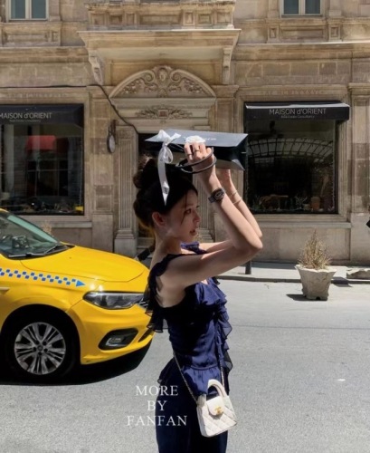 早安樊樊清甜夏日氧气少女感荷叶边上衣夏设计感气质方领吊带上衣