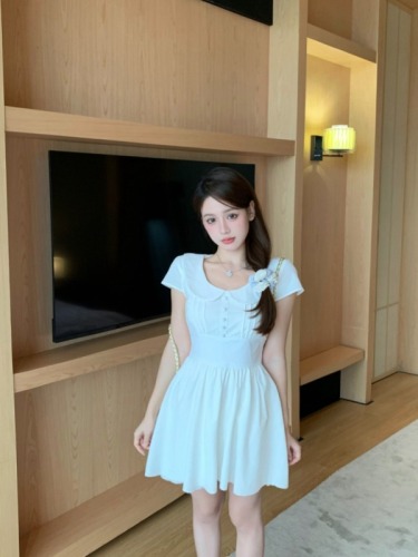 Real shot of white tea girl with French temperament, gentle and ladylike doll collar waist dress and short skirt