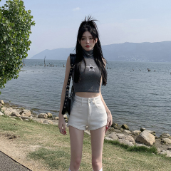 Real shot of white denim shorts for women, new summer style, high-waisted, slimming, stretchy and tight hot pants, hip-covering shorts