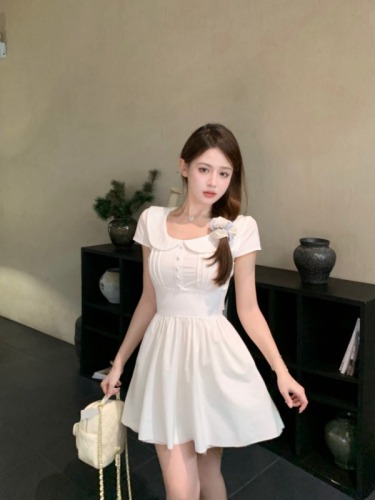 Real shot of white tea girl with French temperament, gentle and ladylike doll collar waist dress and short skirt