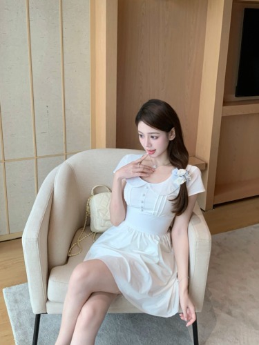 Real shot of white tea girl with French temperament, gentle and ladylike doll collar waist dress and short skirt