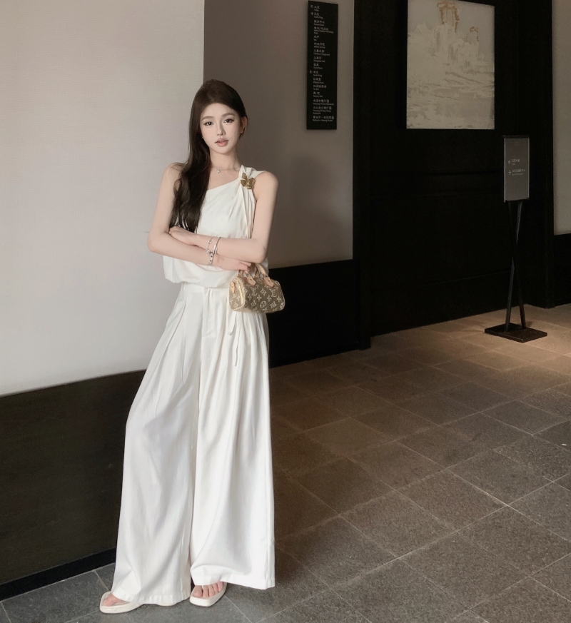 Actual shot of Higurashi Seichen white linen two-piece vest and casual pants suit for women