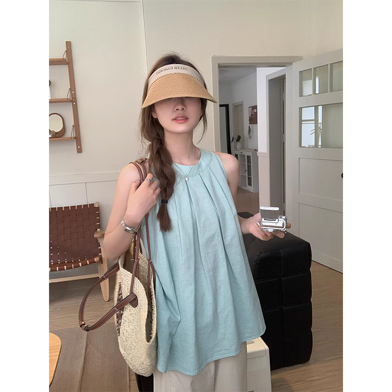 Puffed pleated sleeveless shoulder-baring V-neck vest worn over Korean-style loose and flattering baby doll top for women in summer