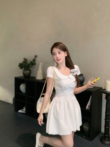 Real shot of white tea girl with French temperament, gentle and ladylike doll collar waist dress and short skirt