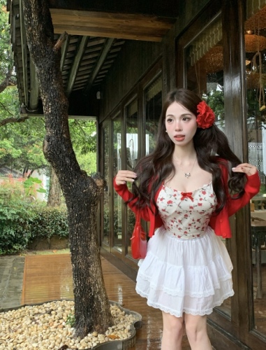 Real shot!  Sweet and pure desire, gentle style, floral suspenders, sun protection cardigan, lace skirt, three-piece suit